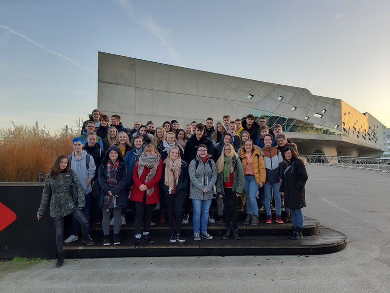 1 Ankunft 9Uhr, ein weiteres Gruppenphoto vor der PHAENO.jpg